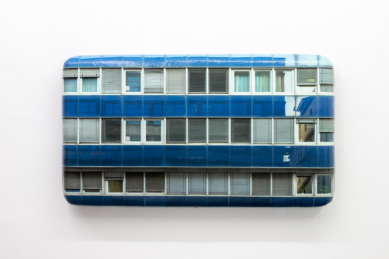 Hein Spellmann - Blaues Gebäude, 2023, Silikon, Acryl, CLC-Print, Schaumstoff, Holz